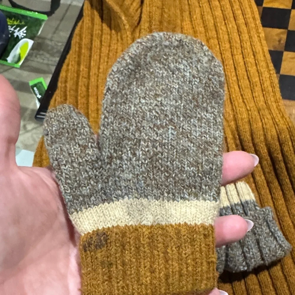 D&G Kids Tan and Gray Mittens Set
